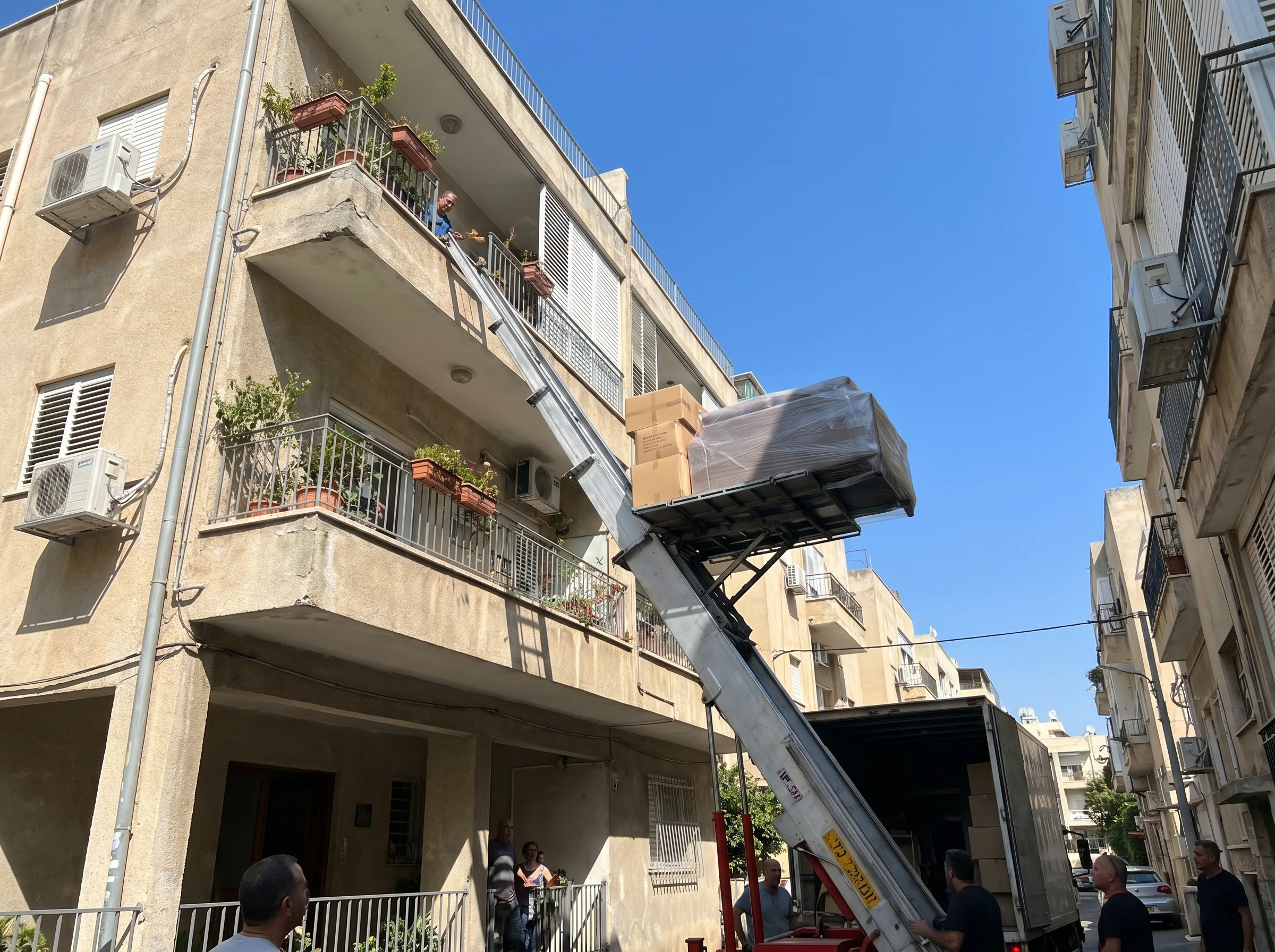 הובלה עם מנוף לקומה גבוהה בבניין בצפון